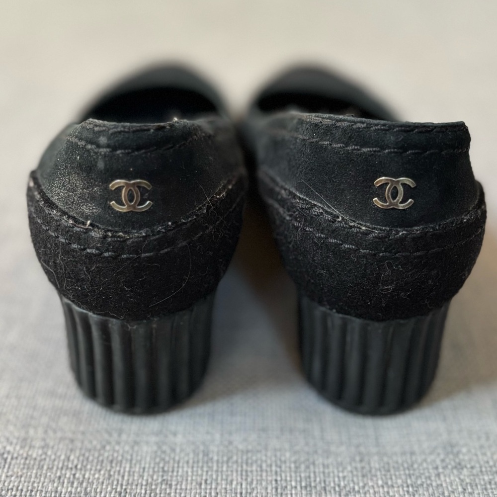 VINTAGE Chanel Women's Black Suede Wedge Pumps - Picture 3 of 11